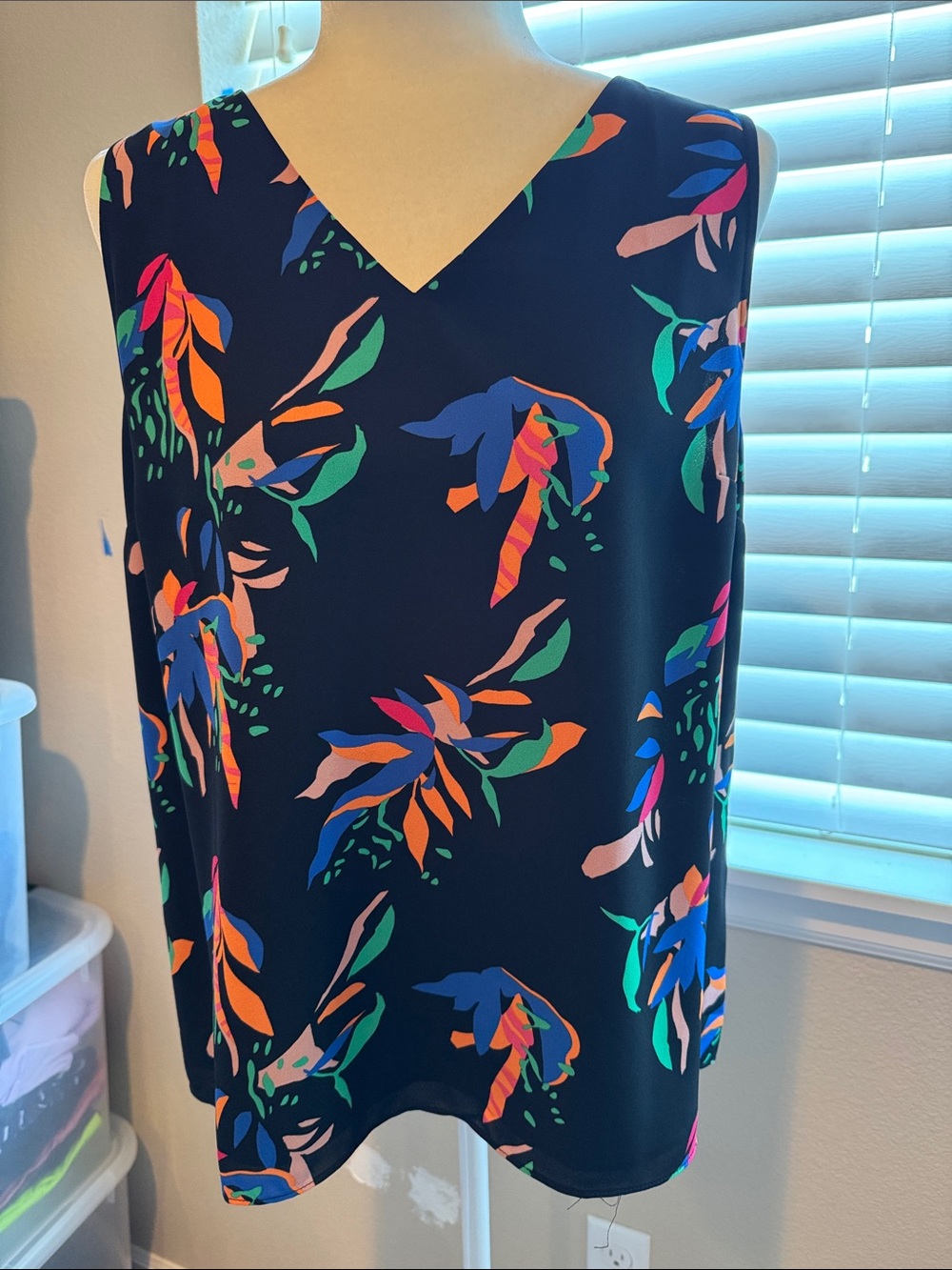 Sleeveless V-Neck Floral Print Nine West Blouse size L